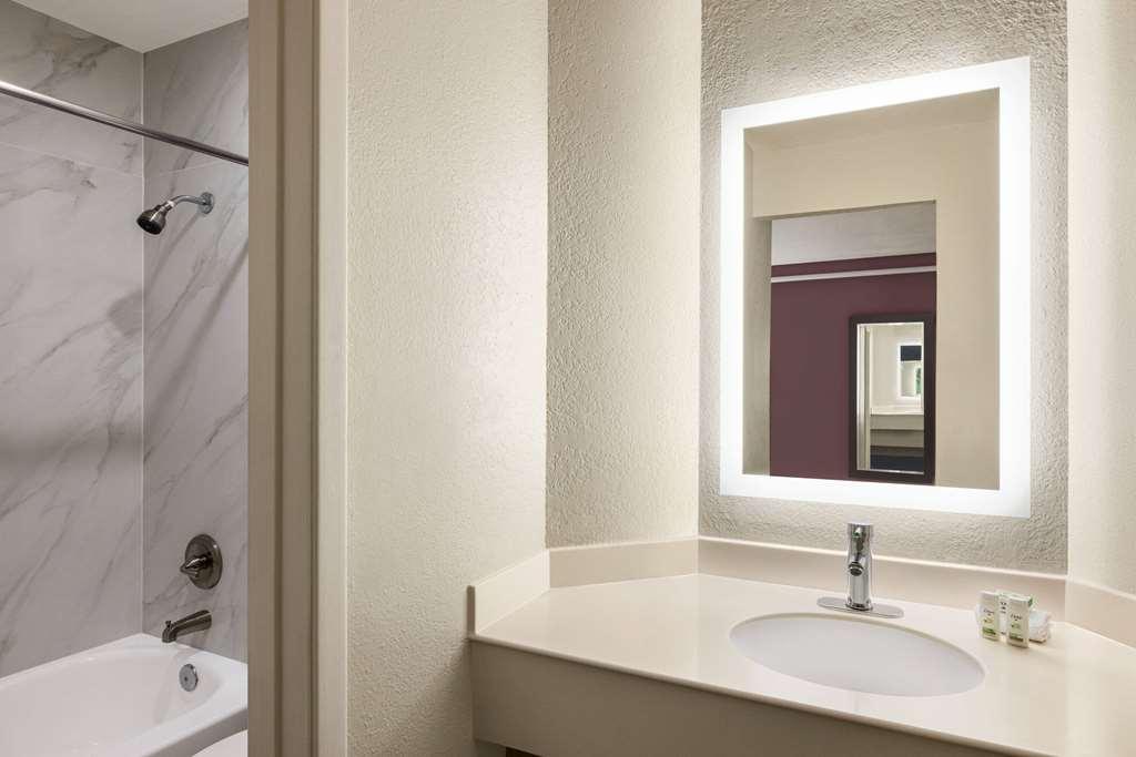 La Quinta Inn By Wyndham San Antonio Lackland Room photo