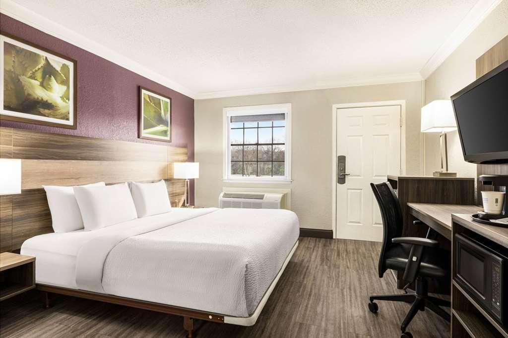 La Quinta Inn By Wyndham San Antonio Lackland Room photo